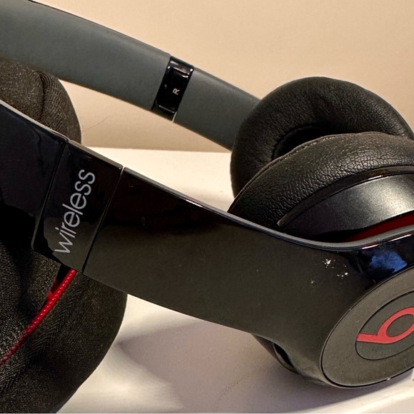 Beats by Dre Solo Wired or Wireless Over-Ear Headphones - Picture 3 of 9